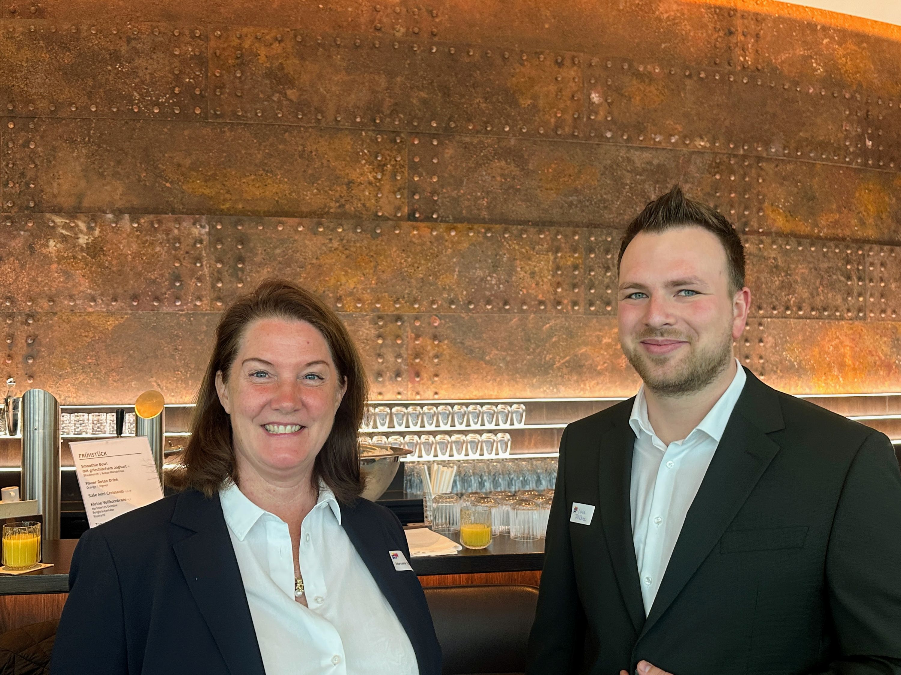 Manuela Königsfeld (Picaflor Immobilien & Feine Weine) und Luca Pirschel (FIV.Energy) im Austausch am frühen Montagmorgen | BERLINboxx
